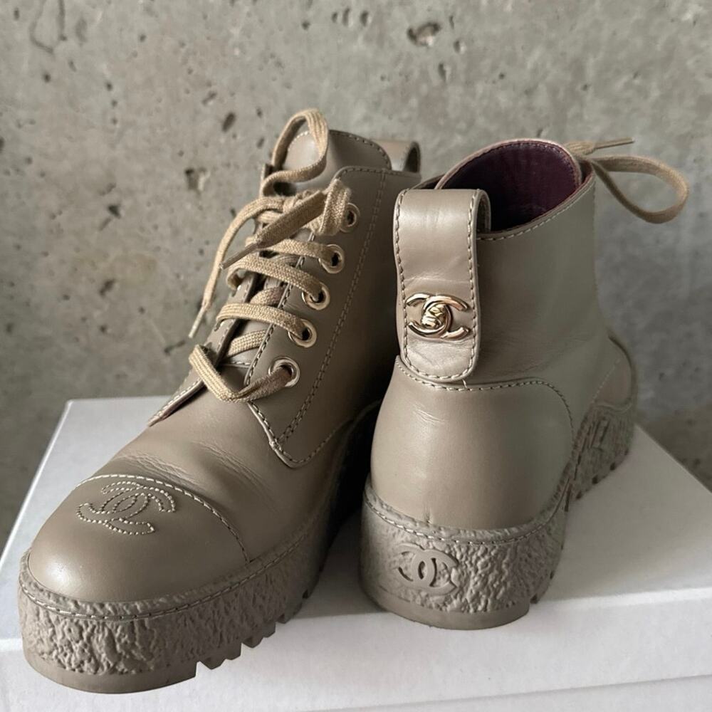 CHANEL CC Logo Beige Leather Turnlock Combat Boots SZ 36.5